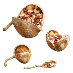 Bol en métal fait main, forme irrégulière, finition dorée polie, pièce décorative minimaliste - Product Image 4