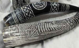 เขาสัตว์แท้สำหรับดื่มสไตล์ไวกิ้ง งานฝีมือประจำภูมิภาคยุโรป แกะสลักลวดลายทางศาสนา ขัดเงา วัสดุออร์แกนิก ของขวัญงานแต่งงาน - Product Image 2