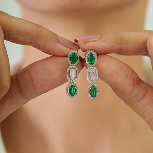 Nouvelles Boucles d'Oreilles Pendantes en Or Blanc K14 avec Émeraudes Naturelles et Diamants, Qualité Supérieure, Élégantes, pour Mariage, Vente en Gros, Fabricant de Bijoux - Product Image 4