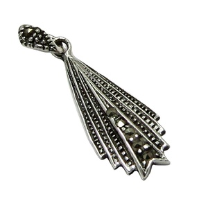 Pendentifs en argent sterling 925 avec CZ noir en forme de feuille Pure Beauty de Shri Ashapura Jewels, style bohème, bijoux de fiançailles chrétiens - Product Image 1