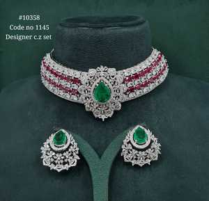 Parure de bijoux en zircon vert, avec boucles d'oreilles créoles fines et collier serti de griffes en forme de poire, idéale pour les mariages et les fêtes - Product Image 2
