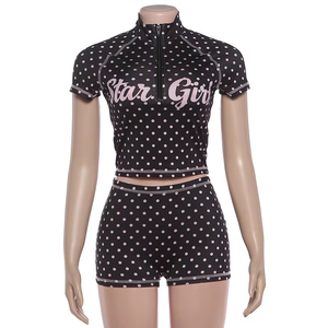 Ensemble de survêtement 2 pièces personnalisé noir et rose à pois, avec crop top à demi-zip et manches courtes, et short, pour femme, tenue décontractée - Product Image 1