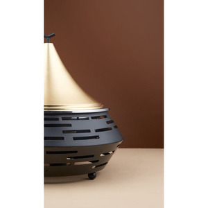 Plat à réchaud noir unique avec couvercle conique doré, corps à découpes et finition moderne pour une présentation élégante lors de traiteurs et mariages - Product Image 5