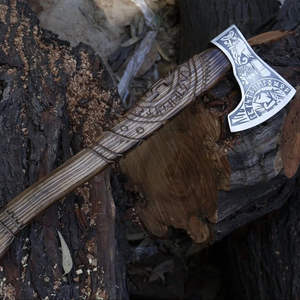 Hacha Tomahawk Artesanal de Acero Industrial con Alto Contenido de Carbono, Mango de Madera de Palisandro, Funda de Cuero, 1.5 kg, Multiusos, para Camping y Actividades al Aire Libre - Product Image 1