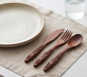 Ensemble de couverts en bois de noyer artisanal avec manche à motif feuille, cuillère, fourchette, couteau, design minimaliste, pour cadeau ou usage hôtelier - Product Image 4