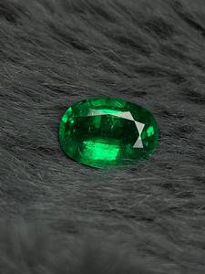 Émeraude de Zambie naturelle de qualité supérieure, certifiée par un tiers, taille ovale, véritable pierre précieuse vert vif avec jeu de couleurs pour la fabrication de bijoux - Product Image 1