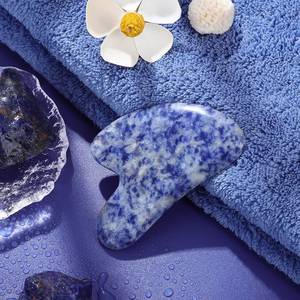 Planche de massage Gua Sha en résine et cire d'abeille faite à la main, forme ronde, pour le visage et le cou, durable - Product Image 2