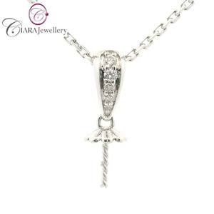 Colgante Clásico Sencillo de Oro Blanco Sólido de 18K AU750 con Perla de Corte Brillante Redondo de 0.05ct G/VS en Forma de Gota - Product Image 1