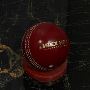 Pelota de críquet Elite Red Cricket Hard Ball de cuero genuino de 156g, 4 piezas, calidad profesional para partidos, pelota de críquet de 4 piezas para entrenamiento de clubes y partidos. - Product Image 4