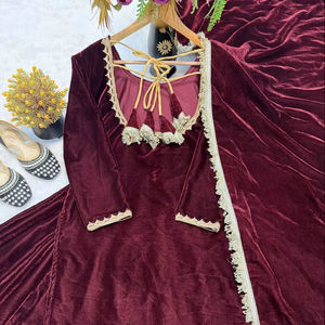 Lehenga Choli en velours épais pur avec broderie, manches en dentelle fantaisie et dupatta à bordure sur quatre côtés, tenue entièrement cousue - Product Image 1