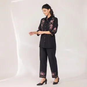Ensemble coordonné deux pièces en coton brodé noir pour femmes, col chemise, manches trois quarts, pantalon droit à fleurs, tenue élégante - Product Image 2