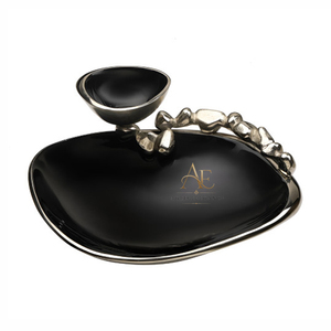 Plateau de service élégant en métal de luxe pour chips et trempettes, avec intérieur émaillé noir, bordure argentée et petit bol intégré, idéal pour la décoration intérieure - Product Image 1