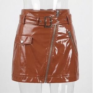 Jupe courte en cuir PU taille haute pour femme, asymétrique, avec fermeture éclair, ceinture et poches, style motard, couleur unie brillante, toutes saisons - Product Image 1