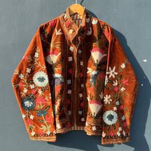 Chaqueta de algodón Suzani hecha a mano en India, chaqueta corta bordada a mano, abrigo unisex, chaqueta corta Suzani hecha a mano - Product Image 4