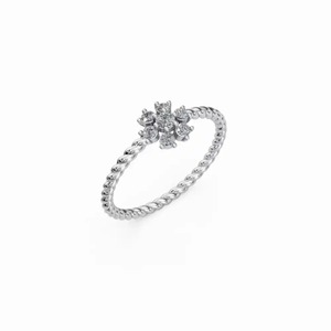 Anillo de Oro Blanco de 18K con Diamantes Cultivados en Laboratorio CVD con Certificación IGI, Diseño de Racimo de Flores y Banda Trenzada - Product Image 5