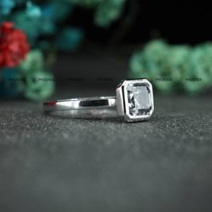Anillo de Compromiso con Diamante Moissanite en Corte Asscher y Engaste de Bisel en Plata de Ley 925 para Regalo del Día de San Valentín de Phoenix Enterprise - Product Image 4