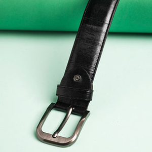 Ceinture en cuir véritable marron pour homme, de haute qualité, en cuir de vachette, personnalisable, style professionnel, avec boucle en acier, en provenance du Pakistan. - Product Image 3