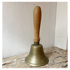Campana de mano de latón de diseño único con mango de madera para enseñanza, terapia y coordinación de eventos, campana de mano de latón de tono premium - Product Image 1
