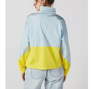 Chaqueta cortavientos con capucha deportiva para mujer personalizada al por mayor, chaqueta cortavientos para exteriores ligera y cómoda de nailon con bloques de color - Product Image 2