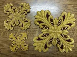 Croix d'église brodées à la main sur mesure de haute qualité, décorations de vêtements religieux à coudre, badges métalliques avec dentelle - Product Image 2