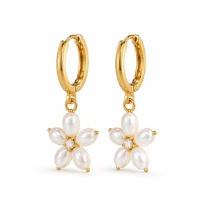 Boucles d'oreilles créoles tendance en plaqué or avec perles d'imitation pour femme - Product Image 2