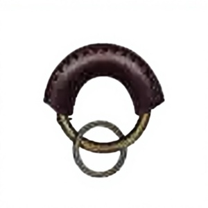 Porte-clés artisanal éco-responsable vintage avec sangle en cuir courbée et bords cousus, en laiton et cuir forgé à la main pour hommes et femmes - Product Image 4