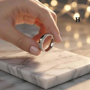 Bague de mariage minimaliste en diamant taille ronde, or blanc 14 carats, sertie pavé, bague d'anniversaire asymétrique pour homme et femme - Product Image 4