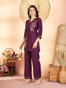 Kurti en tissu rayonne de qualité supérieure pour femmes, vêtements ethniques pour mariage, provenant d'un fournisseur indien. - Product Image 2
