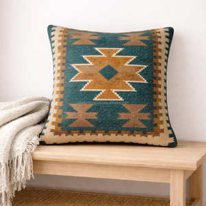 Funda de cojín Kilim geométrica escandinava de 20 x 20 pulgadas en azul para decoración de sala de estar de estilo nórdico costero y moderno orgánico. - Product Image 4