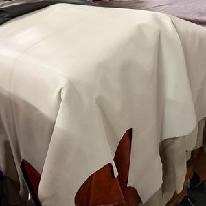 Lámina de Cuero Vacuno Genuino de Color Sólido con Textura Granulada para Uso en Muebles - Product Image 1