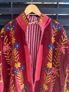 Abrigo Largo Gótico de Terciopelo Reversible Ecológico para Mujer, Tallas Grandes, Hecho a Mano con Patrón Floral Bordado, Capucha y Hombros Caídos - Product Image 2