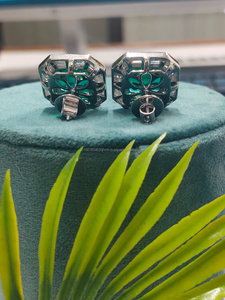Pendientes de diamantes verdes con corte Asscher en oro blanco, una combinación llamativa de elegancia vintage y brillo moderno con un color intenso. - Product Image 2