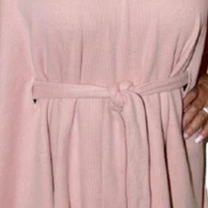 Poncho AKA para Mujer, Color Rosa, Cuello en V, Corte Holgado, Túnica con Cinturón, Ropa Casual para Hermandades Griegas, Prenda Exterior Elegante y a la Moda - Product Image 5