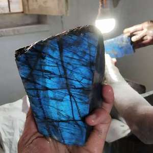 DHORGEMS - Cristal de Labradorita de la Más Alta Calidad, Piedra Lisa Hecha a Mano y Ecológica, Azul Natural para Decoración de Bodas y Hogar - Product Image 5