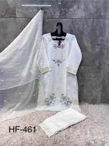 Ensemble haut et bas en viscose cristalline traditionnelle, associé à un dupatta en organza lourd et détaillé, pour une tenue élégante en tailles XL et XXL. - Product Image 3