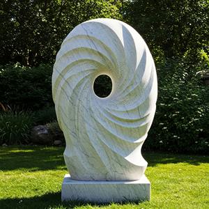 Sculpture moderne abstraite en marbre blanc poli à la main avec une forme organique fluide - Product Image 1