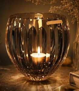 Porte-bougie moderne en verre noir avec découpes en nid d'abeille, design unique, décoration de table - Product Image 5
