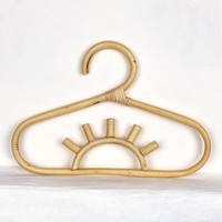 Porte-vêtements en rotin fait main, design élégant, pour les vêtements de bébé et de jeune enfant, prix compétitif
