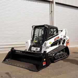 Chargeuse compacte sur chenilles Bobcat T450, machine robuste avec système hydraulique fiable, équipement fiable pour la construction. - Product Image 1