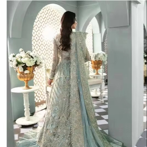 Robe de mariée pakistanaise haut de gamme vert émeraude et or antique, richement ornée, avec un dos en Pishwas et des détails dorés complexes - Product Image 1