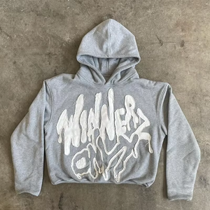 Sweat-shirt à capuche gris brodé pour homme en polyester et coton, style streetwear hiver, molletonné, personnalisable, vente en gros - Product Image 1