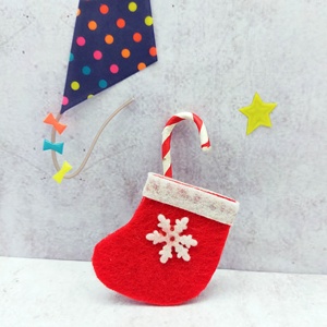 Miniatures de maison de poupée à l'échelle 1:12, chaussettes de Noël en feutre avec cannes en sucre - Product Image 2