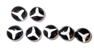 Cabujón Redondo de Plástico con Espécimen Real de Dientes de Tiburón, 19x19 mm, Fondo Plano Negro, para Manualidades y Joyería - Product Image 1