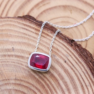 จี้เงินแท้ 925 ประดับทับทิมทรงคุชชั่นเจียระไนแบบเหลี่ยม พร้อมสร้อยคอ Memoria Jewels ขายส่ง - Product Image 3