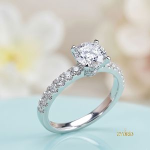 Anillo Personalizado de Oro Amarillo de 18K con Corte Cojín, Diamante Cultivado en Laboratorio de 0.74CT, Claridad VVS2, Certificado IGI, Corte Excelente - Product Image 3