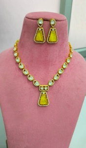 Conjunto de collar elegante tradicional indio de calidad premium, minimalista y versátil, ideal para cualquier atuendo, tanto para fiestas como para la oficina. - Product Image 1