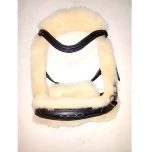 Brida internacional para montar a caballo de alta calidad, cuero negro ligero con relleno de oveja blanca y cabestros de latón - Product Image 1