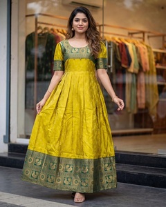 Kurti Amarillo de Seda hasta el Suelo con Borde Verde, Traje Tradicional Indio para Bodas, Kurta Holgada para Mujer - Product Image 1