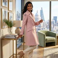 Manteau en laine rose uni élégant pour l'automne, style grec coupe droite, de la Sororité Delta Sigma, parmi les insignes maçonniques héritages.