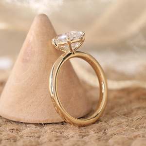 Anillo de Compromiso de Lujo con Diamante Cultivado en Laboratorio de 2.5ct en Forma de Pera, Certificado E VVS1 IGI, Oro Amarillo de 14K, Engaste Martini, Venta al Por Mayor - Product Image 4